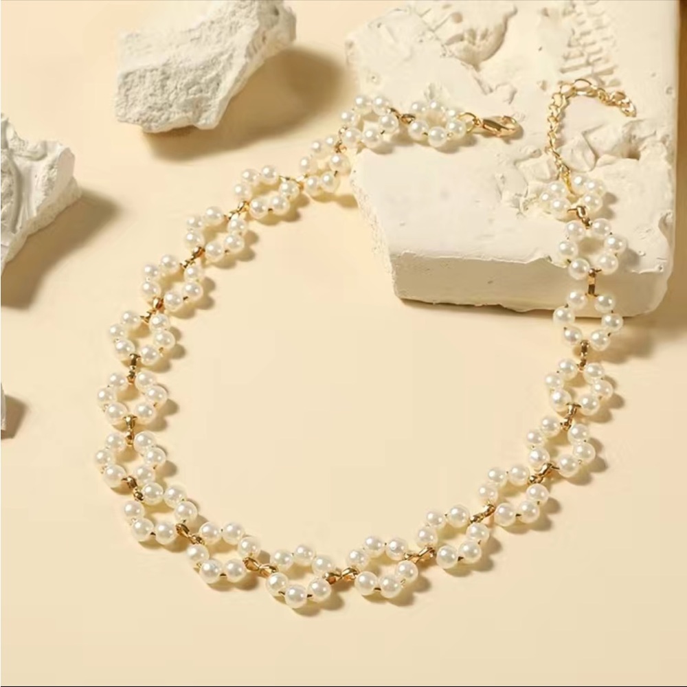Flower Faux Pearl Choker